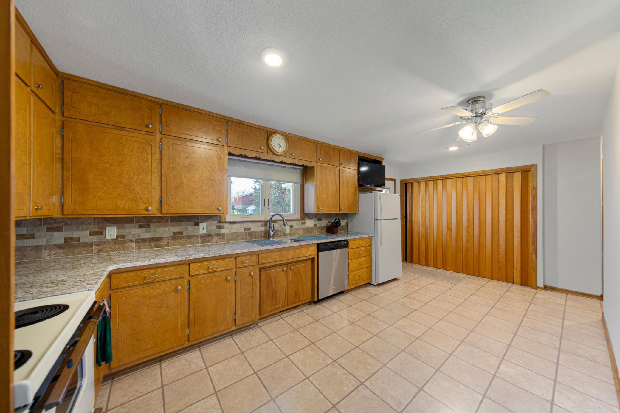 15 eat in kitchen.jpg