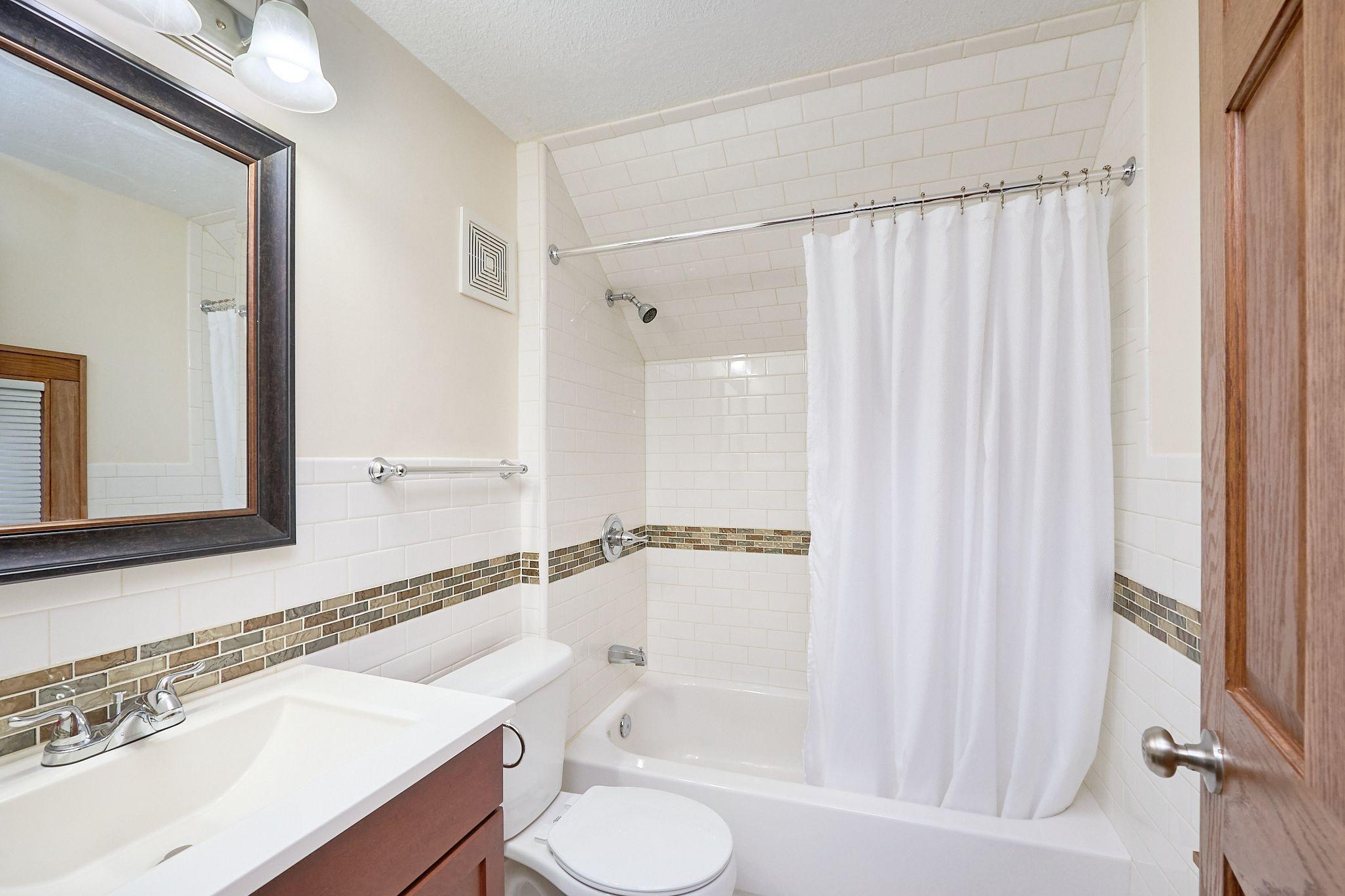 Upper level full bathroom.jpeg