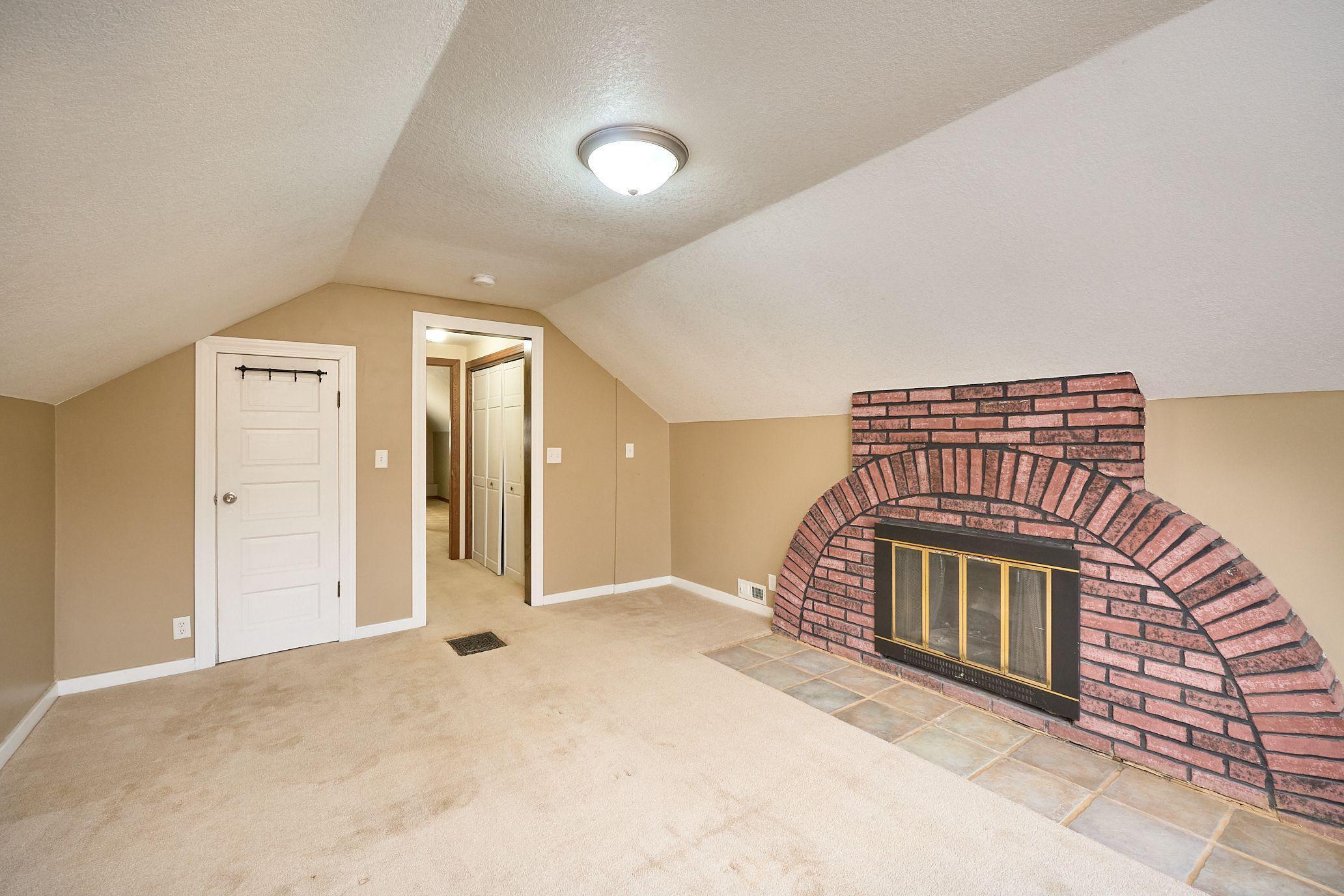 Upper level bedroom 1b.jpeg