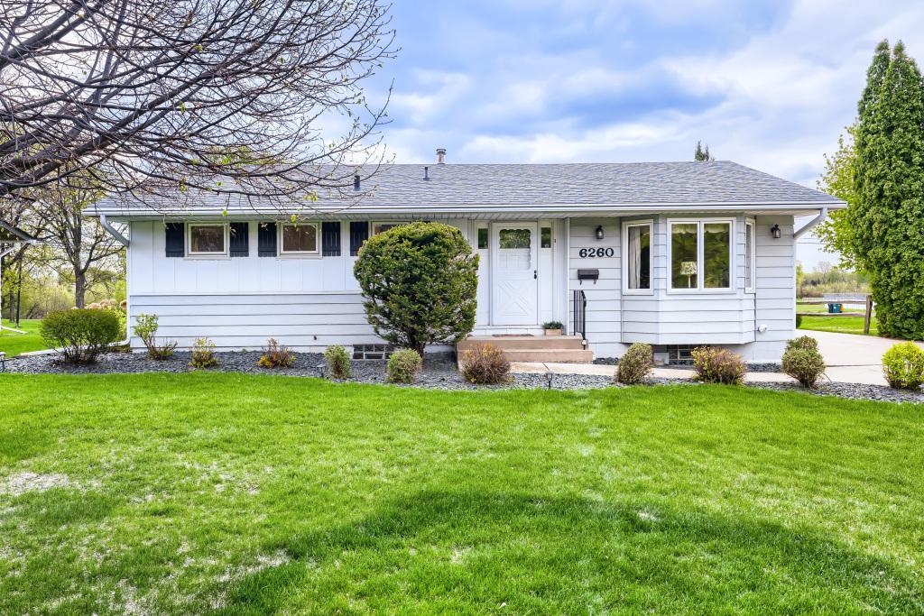 Deceivingly large home 2800 FSF
