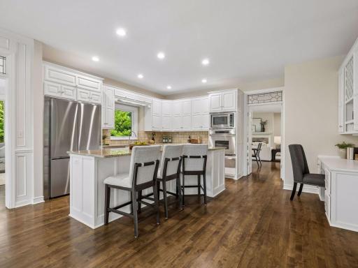 8803 Cove Pointe Road, Eden Prairie, MN 55347