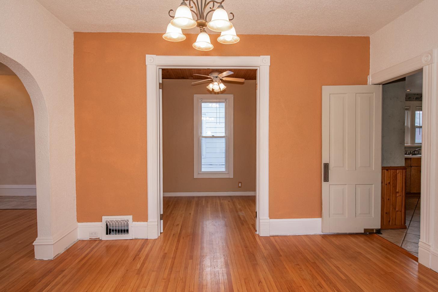 Dinning room (2).jpg