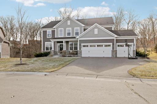 Large driveway with plenty of parking space
