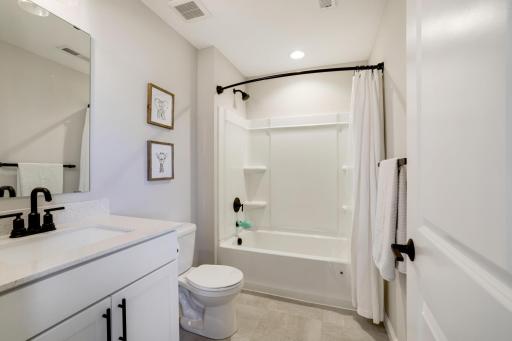 Private full bath for front middle bedroom