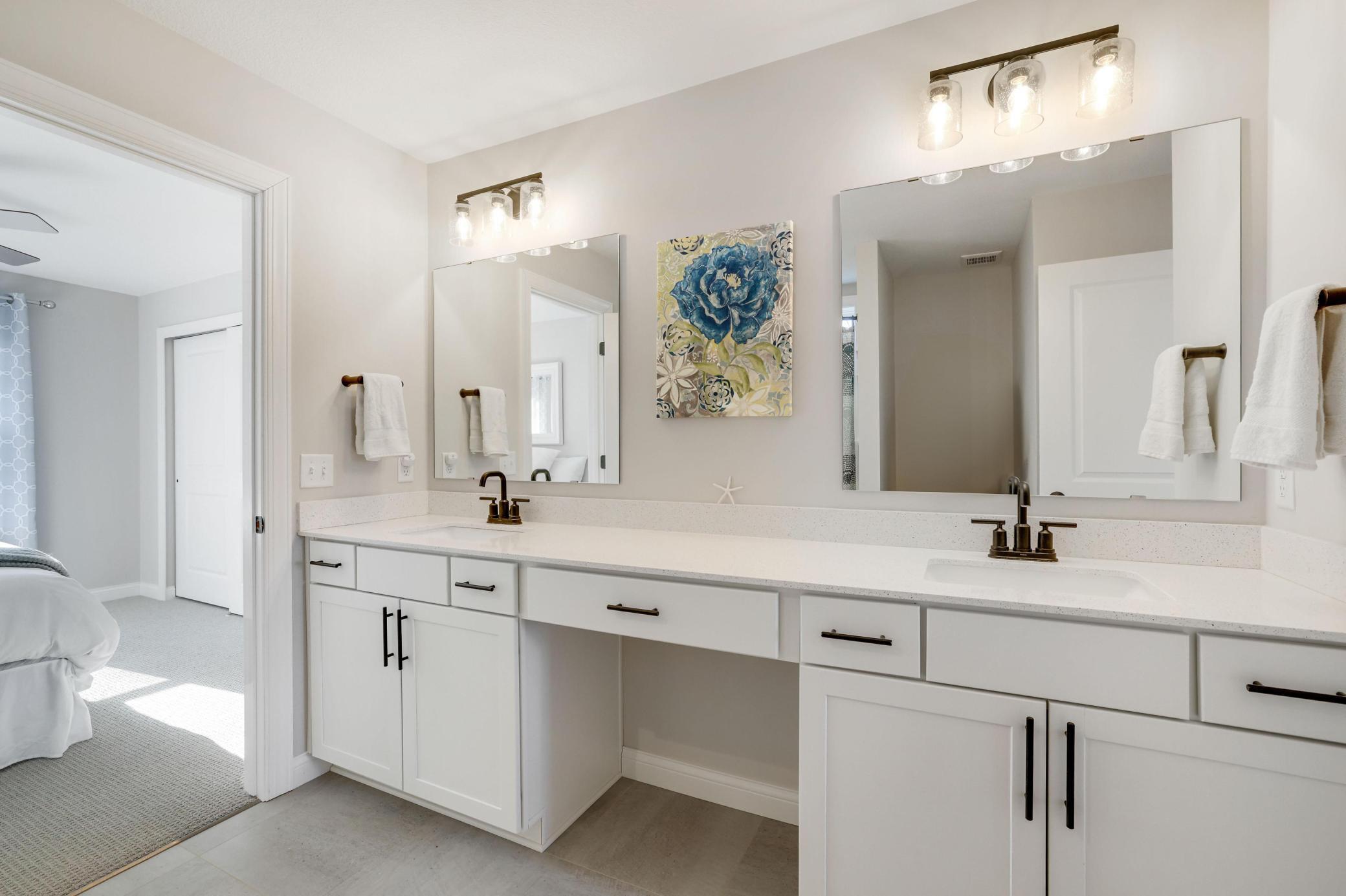 Shared full bath for 2 of the upper level bedrooms