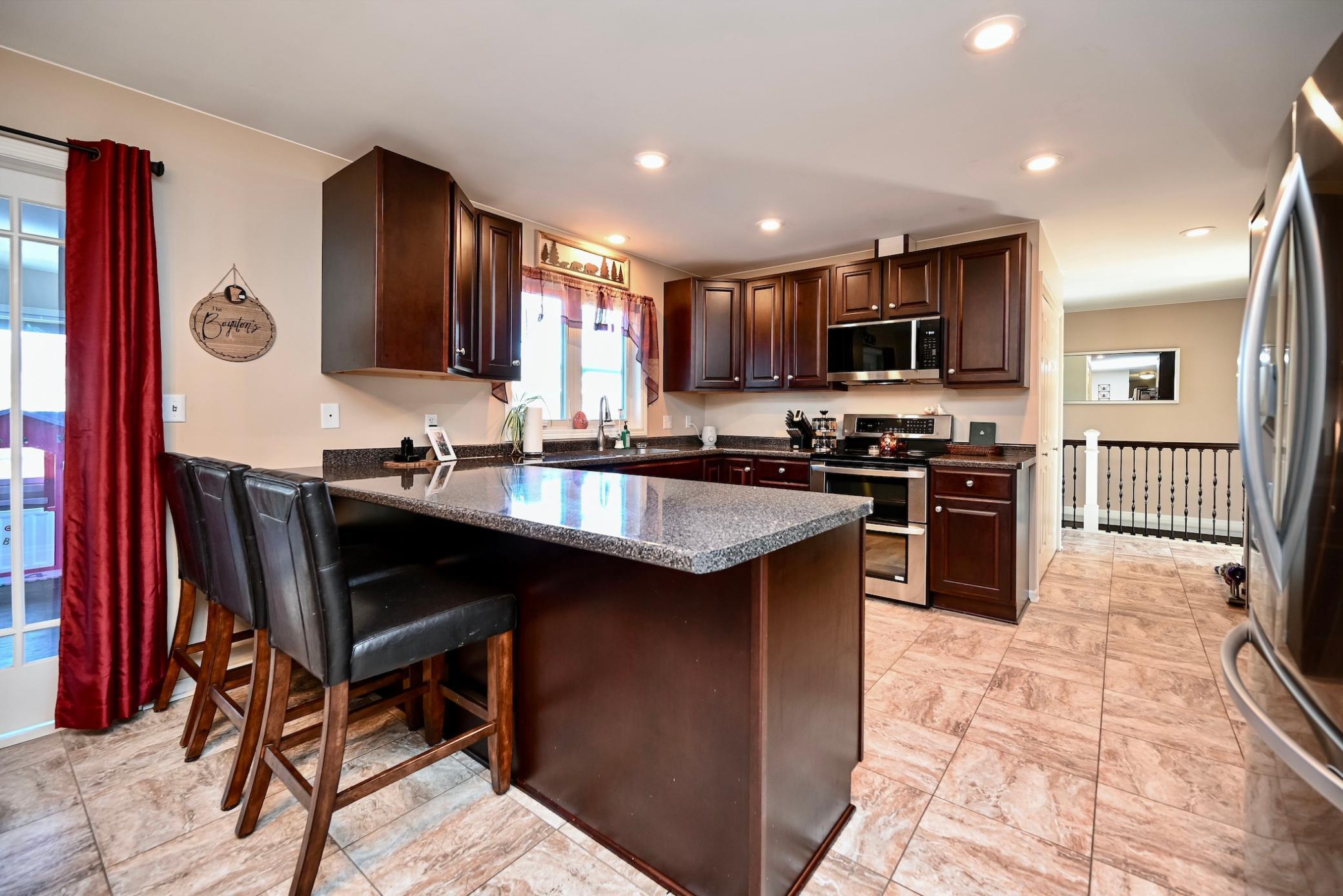 Kitchen & Breakfast Bar