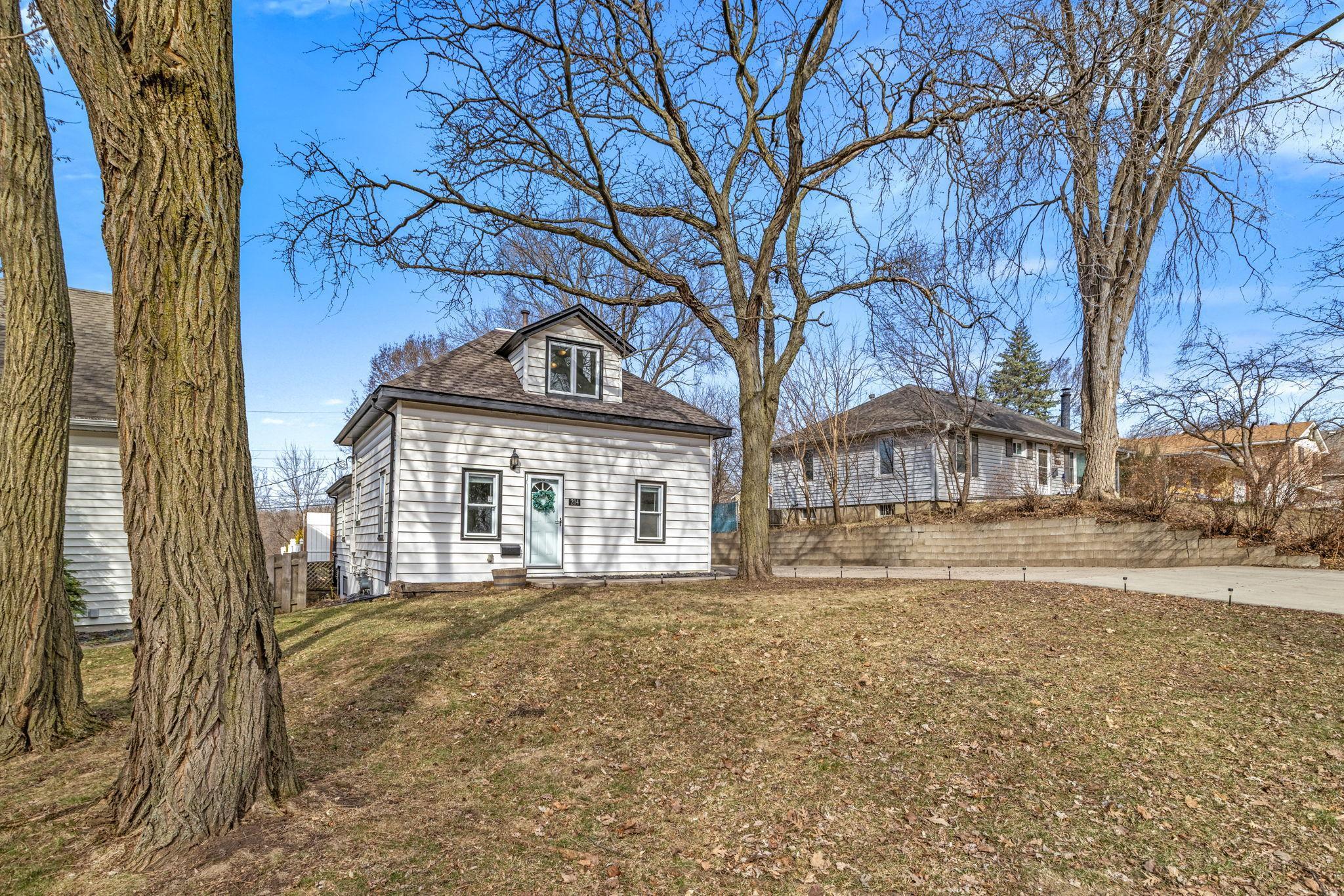 Attractive Cul Du Sac street leading right to Hilltop Park!