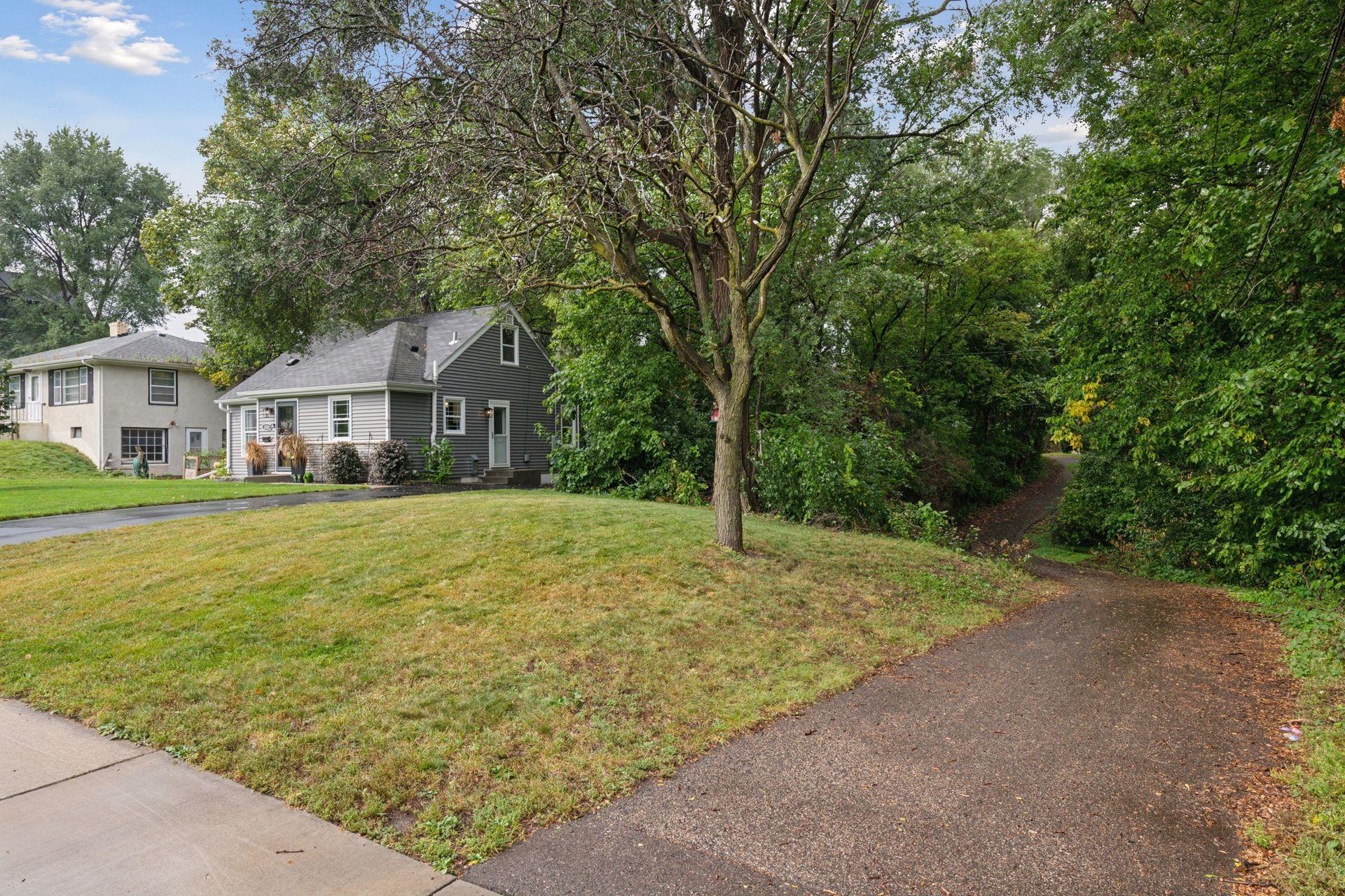 Nearby walking & biking trails