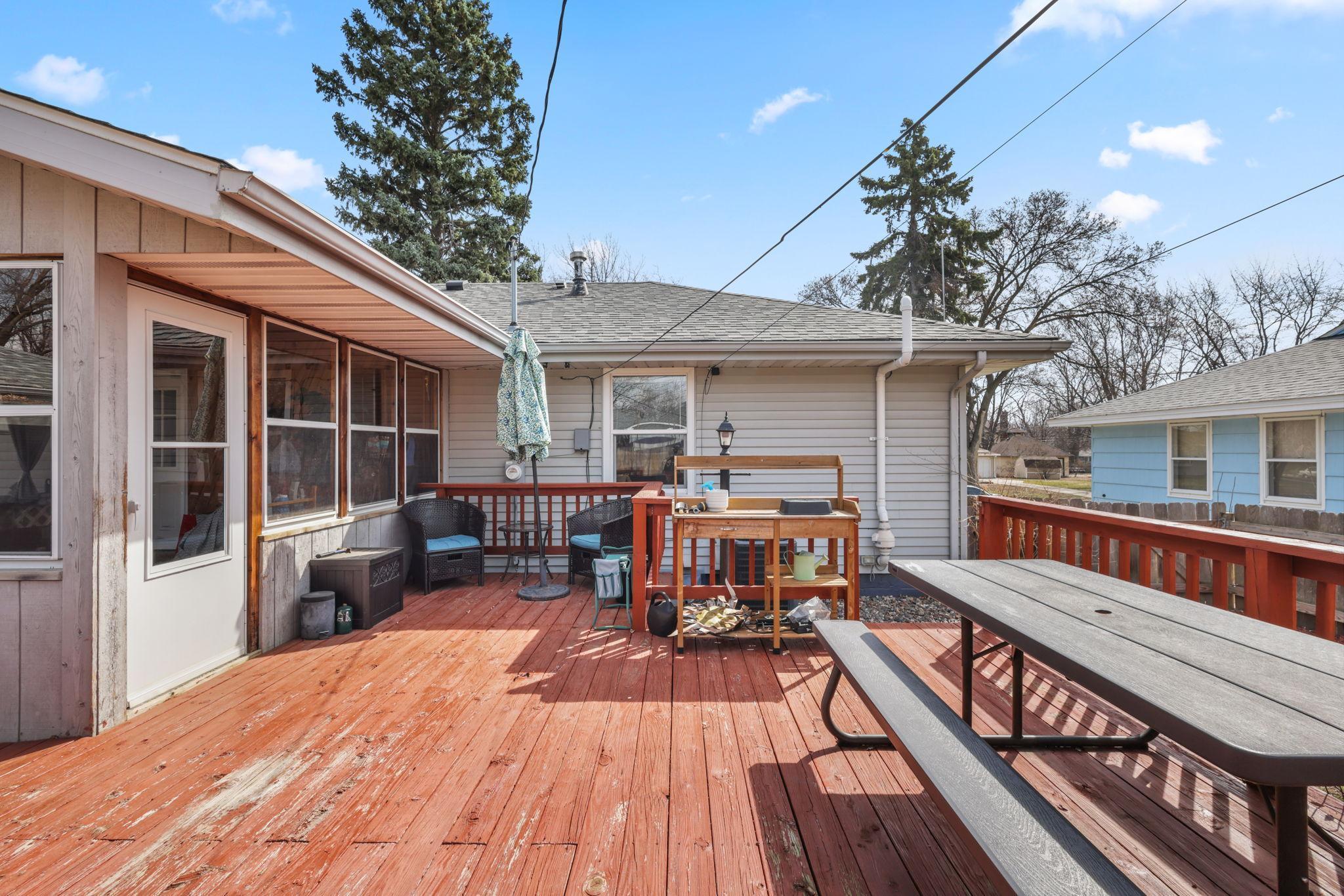 Huge Deck Perferct Entertaining Space