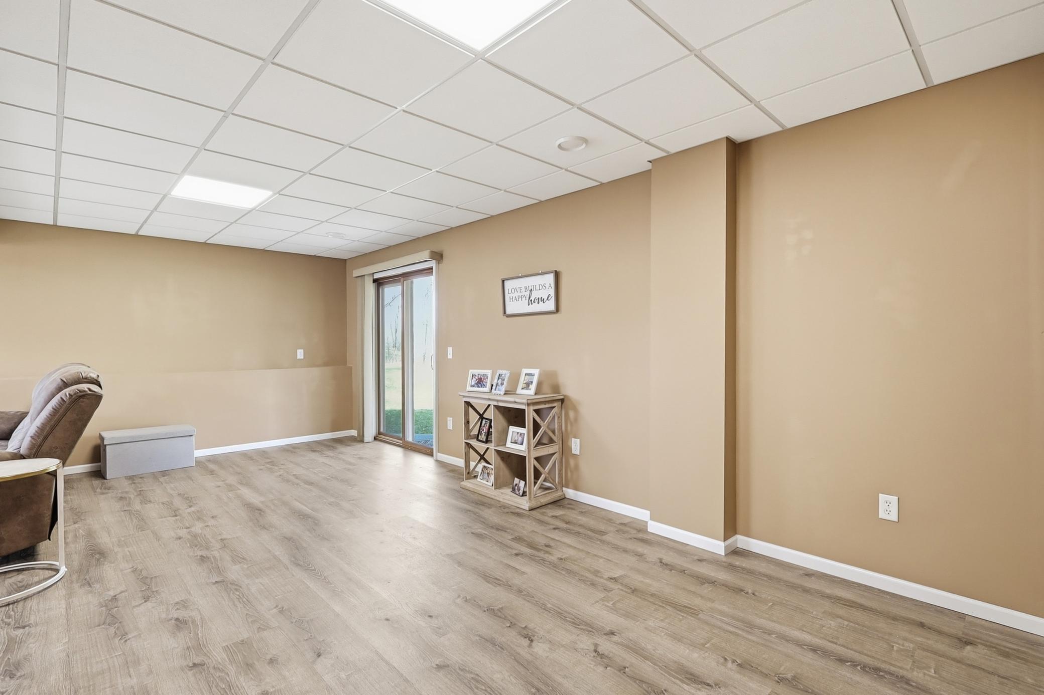 Large lower level with walkout