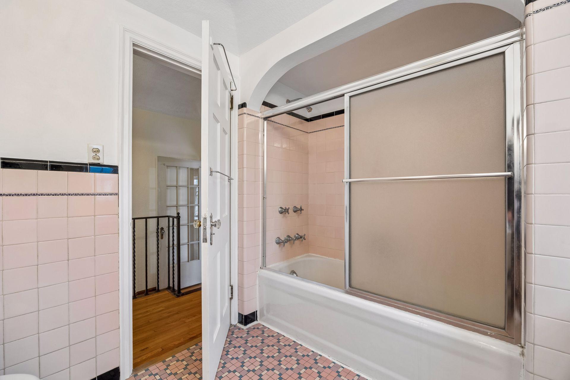 Upper Level Full Bathroom