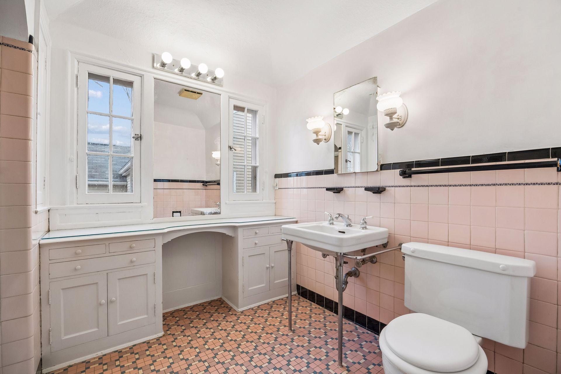 Upper Level Full Bathroom