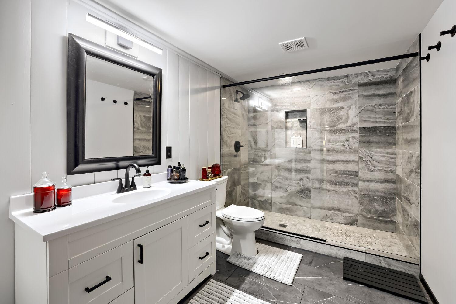 8630 215th St N - Web Quality - 028 - 22 Bathroom.jpg