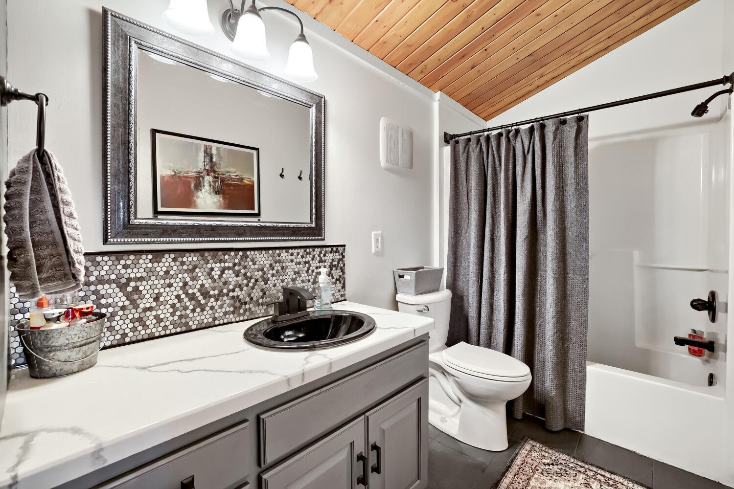 8630 215th St N - Web Quality - 029 - 23 Bathroom.jpg