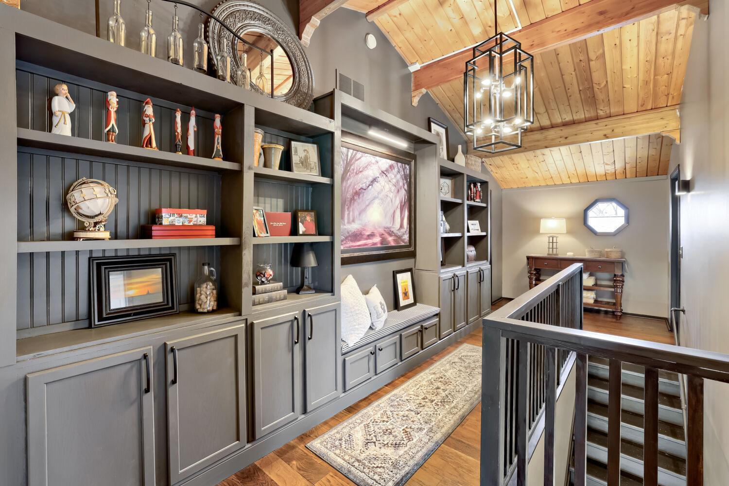 8630 215th St N - Web Quality - 005 - 02 Foyer.jpg