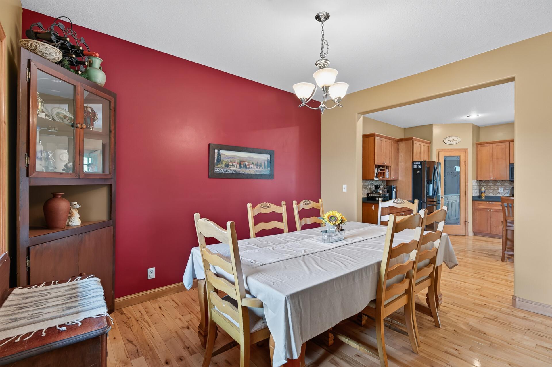 Plenty of room for 8-10 seating and great color scheme.