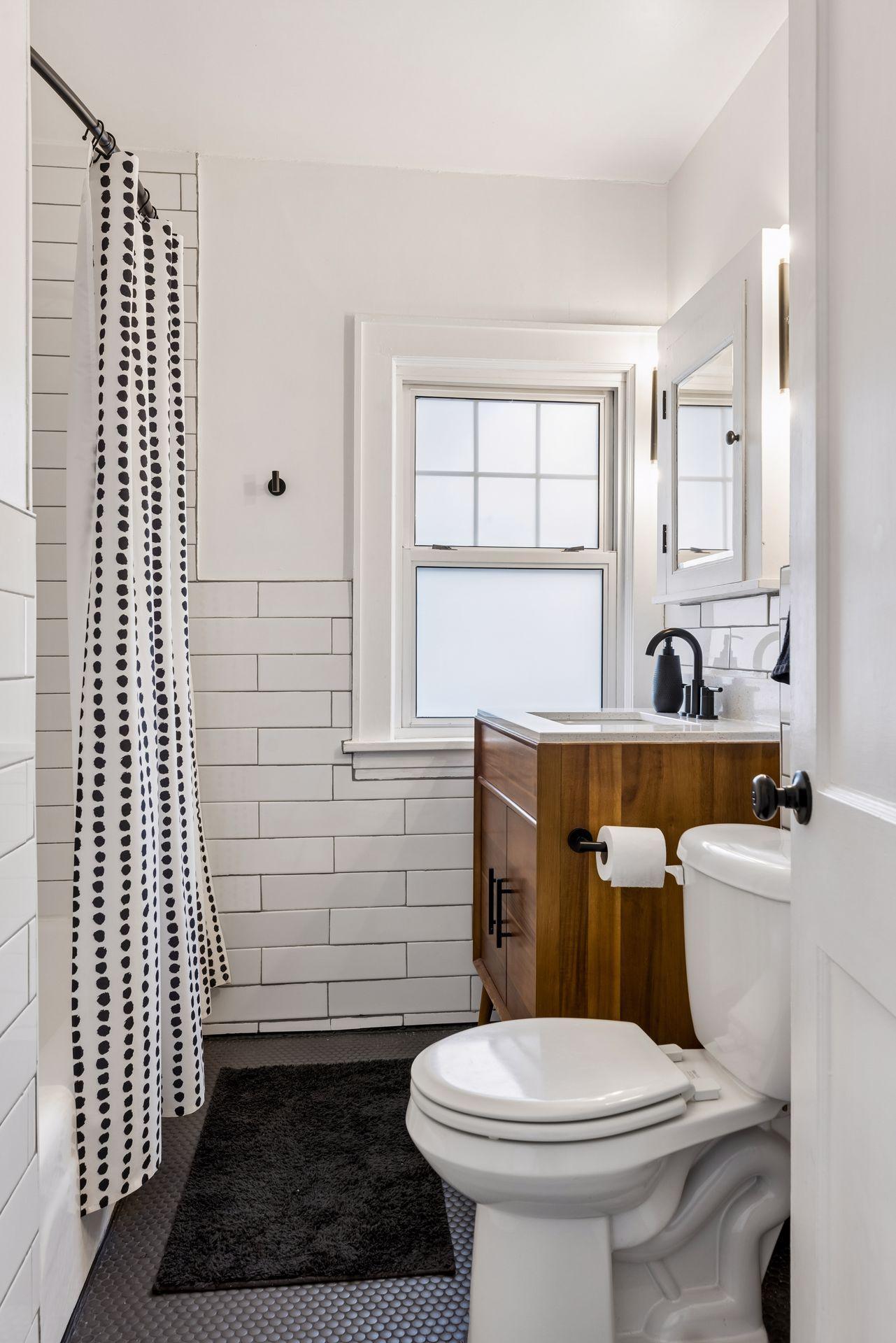 Alternate view of the bathroom.