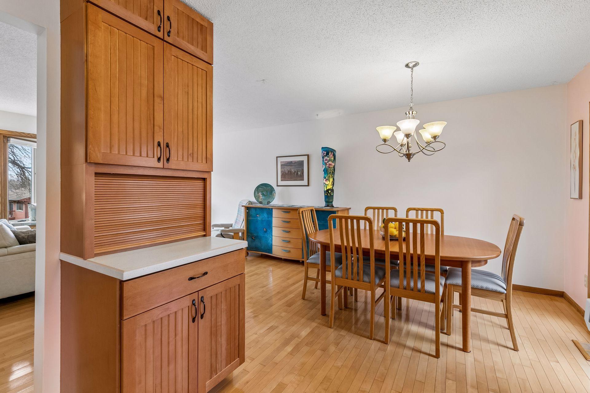 Plenty of room for dining & making your favorite meals!