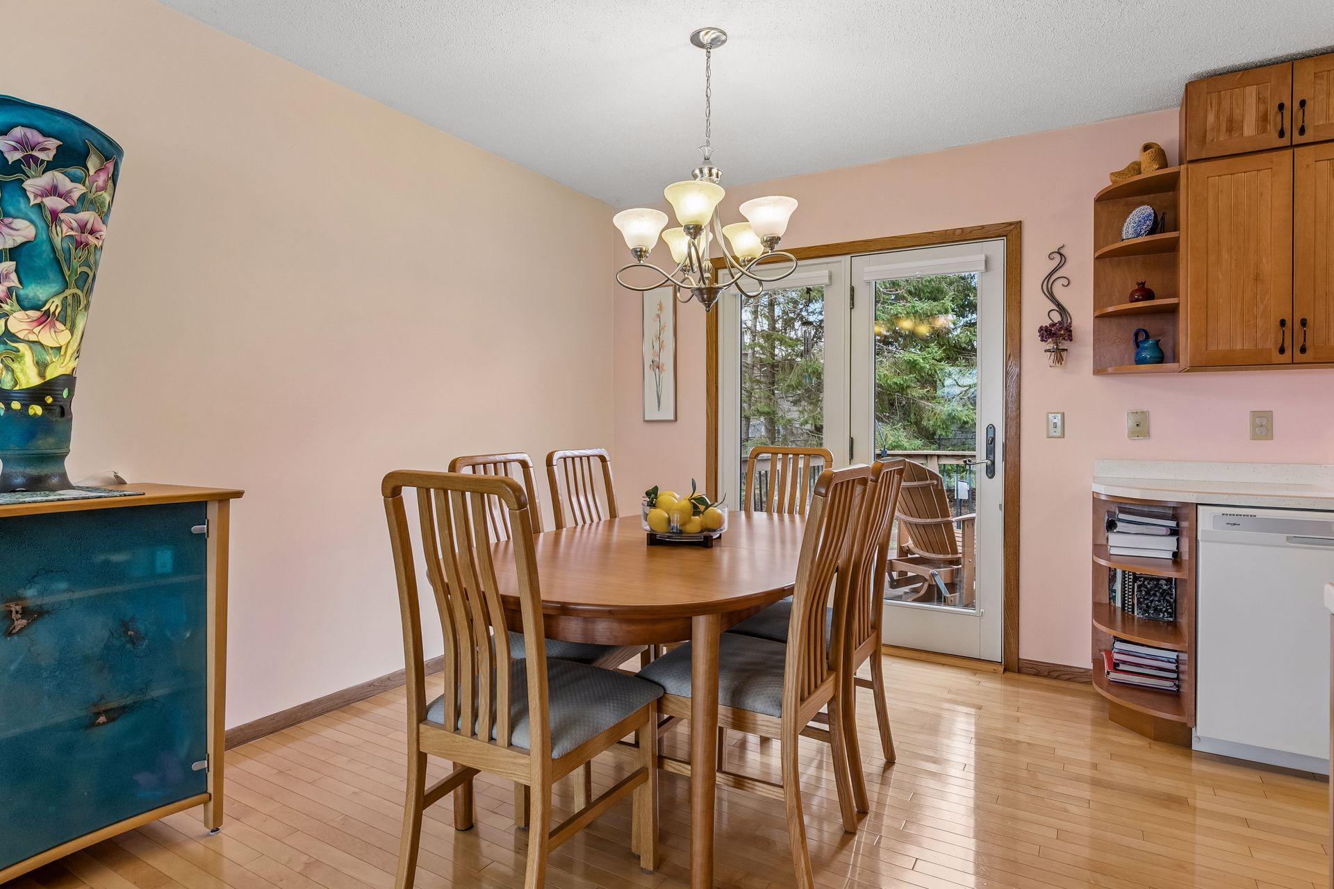 The gorgeous hardwood floors flow into the dining space & kitchen, too!