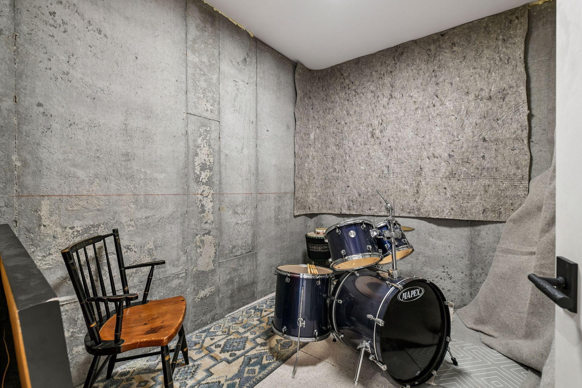 Can be finished for an extra office, a private studio or additional storage.