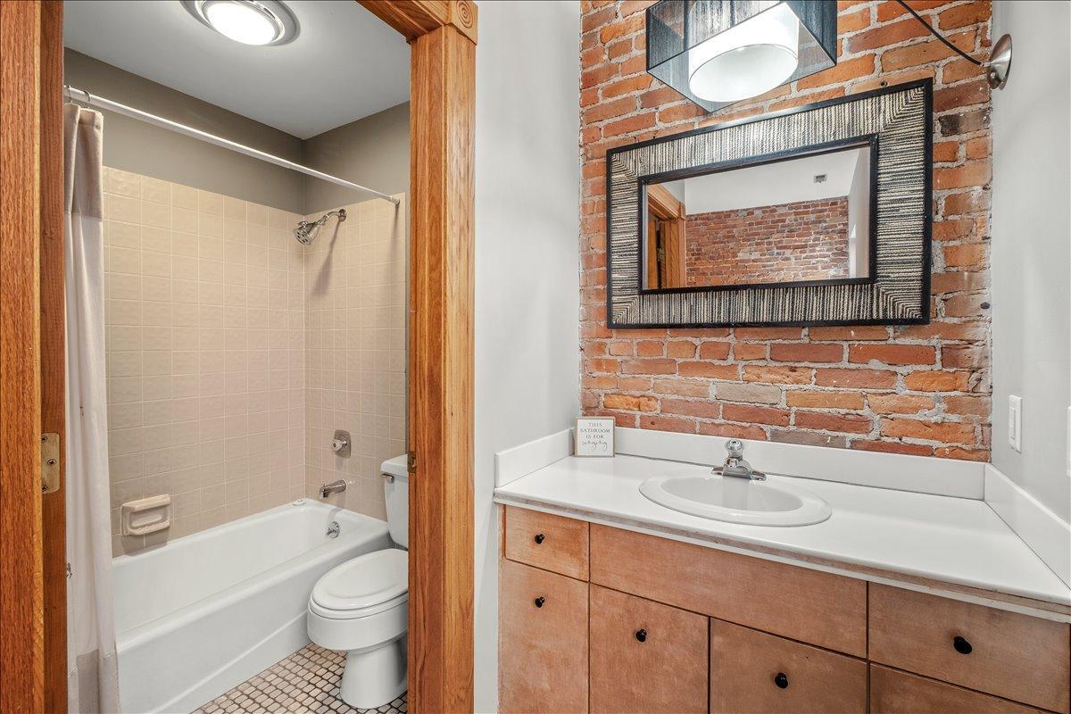 Bathroom ensuite in bedroom 1