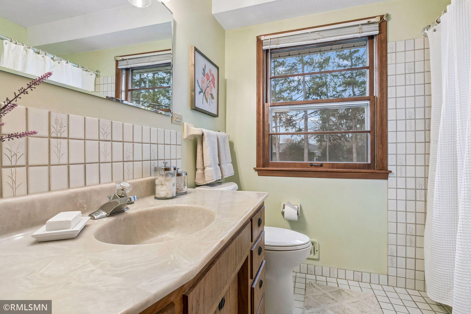 Full bathroom conveniently positioned near bedrooms