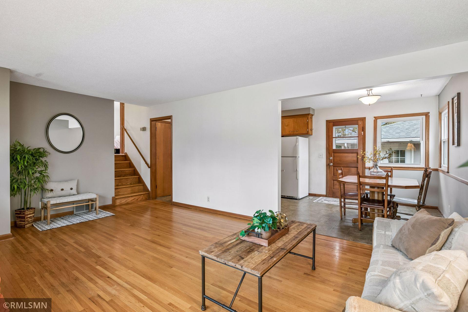 Gorgeous solid hardwood floors, even on the stairs!!