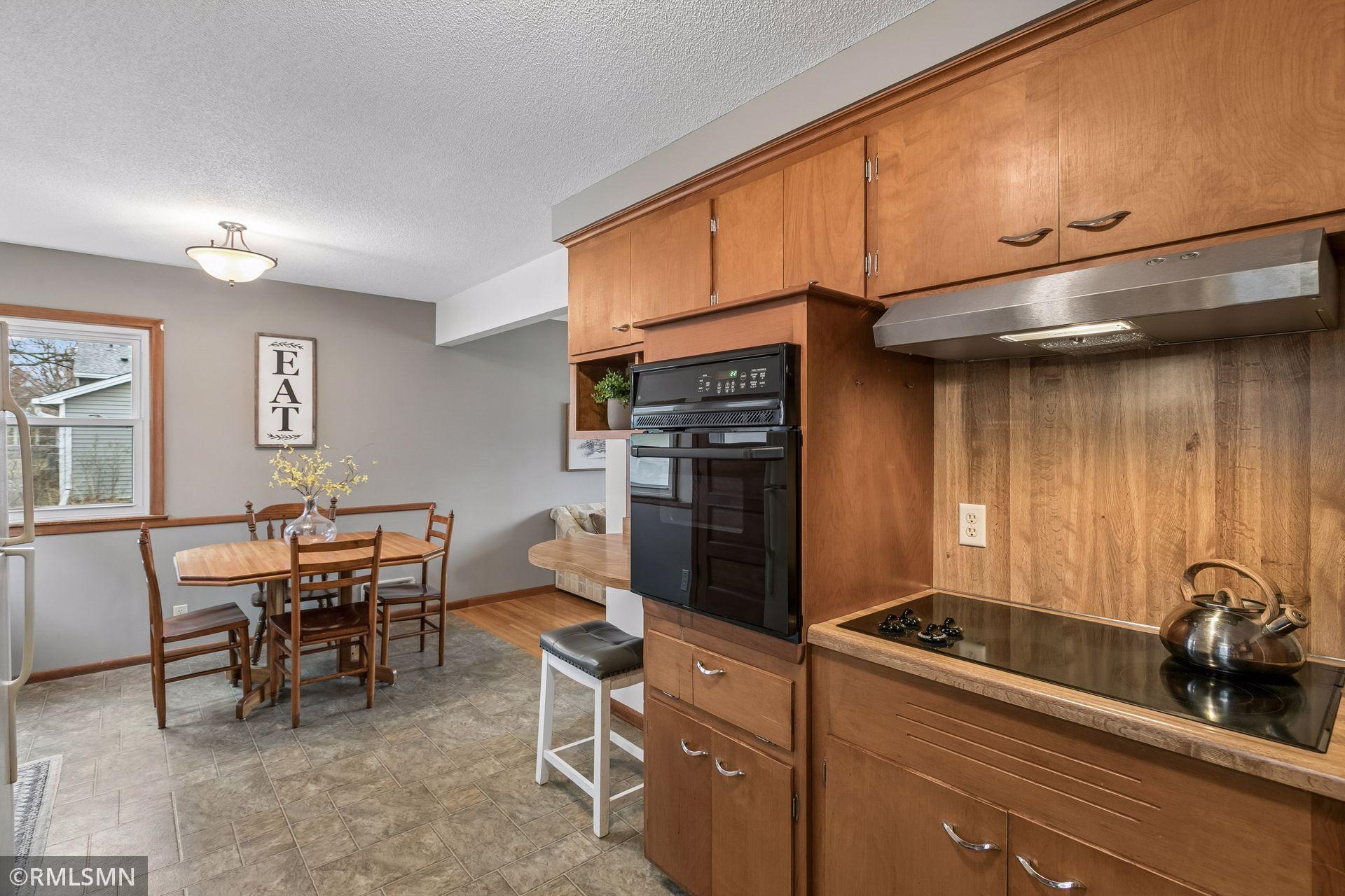 New stove cooktop and exhaust hood w/light