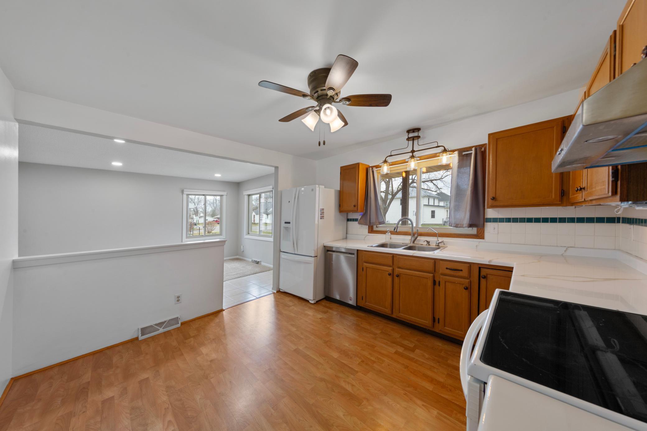 19 Dining_kitchen.jpg