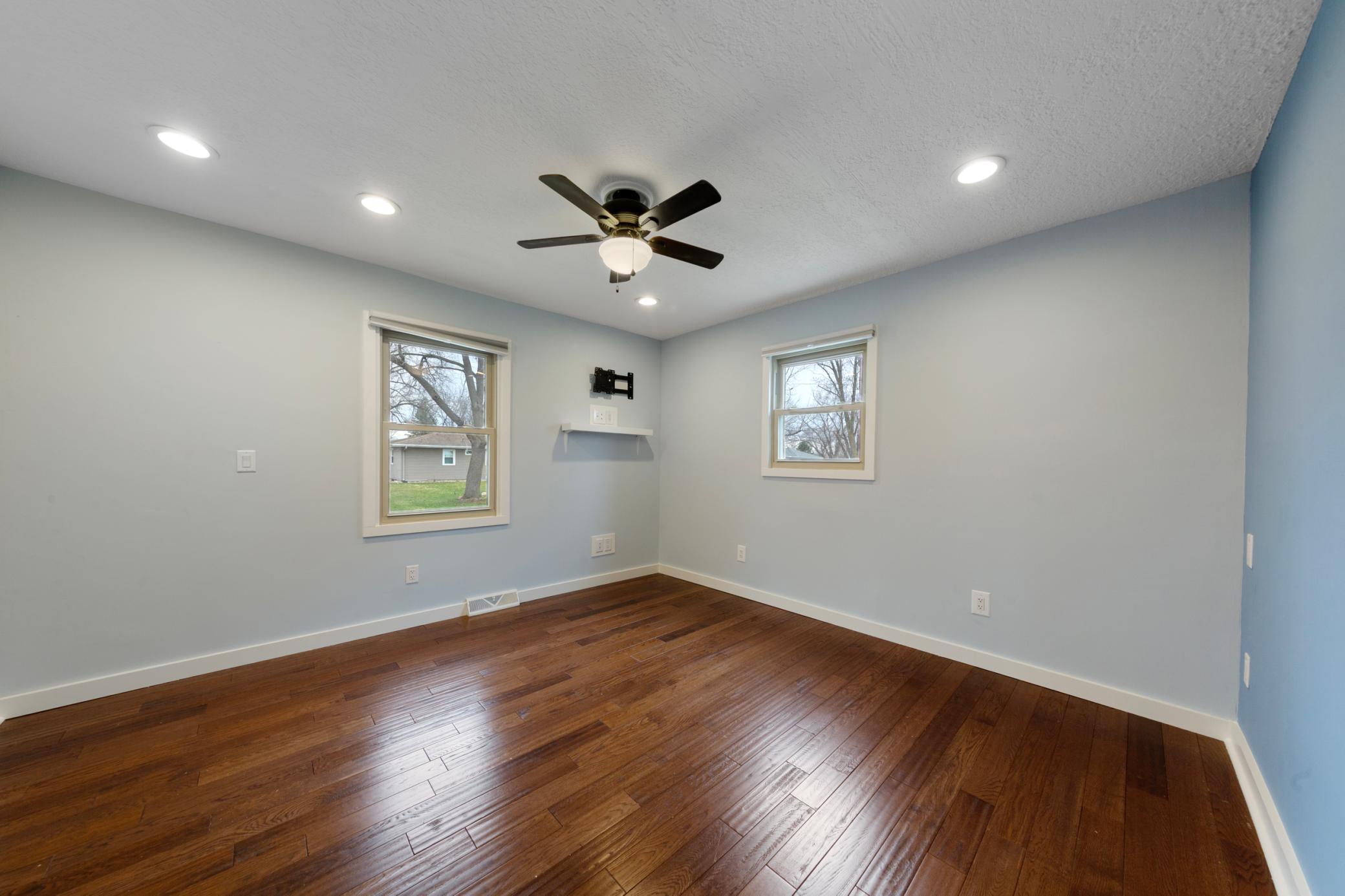 27 Main bedroom (1).jpg