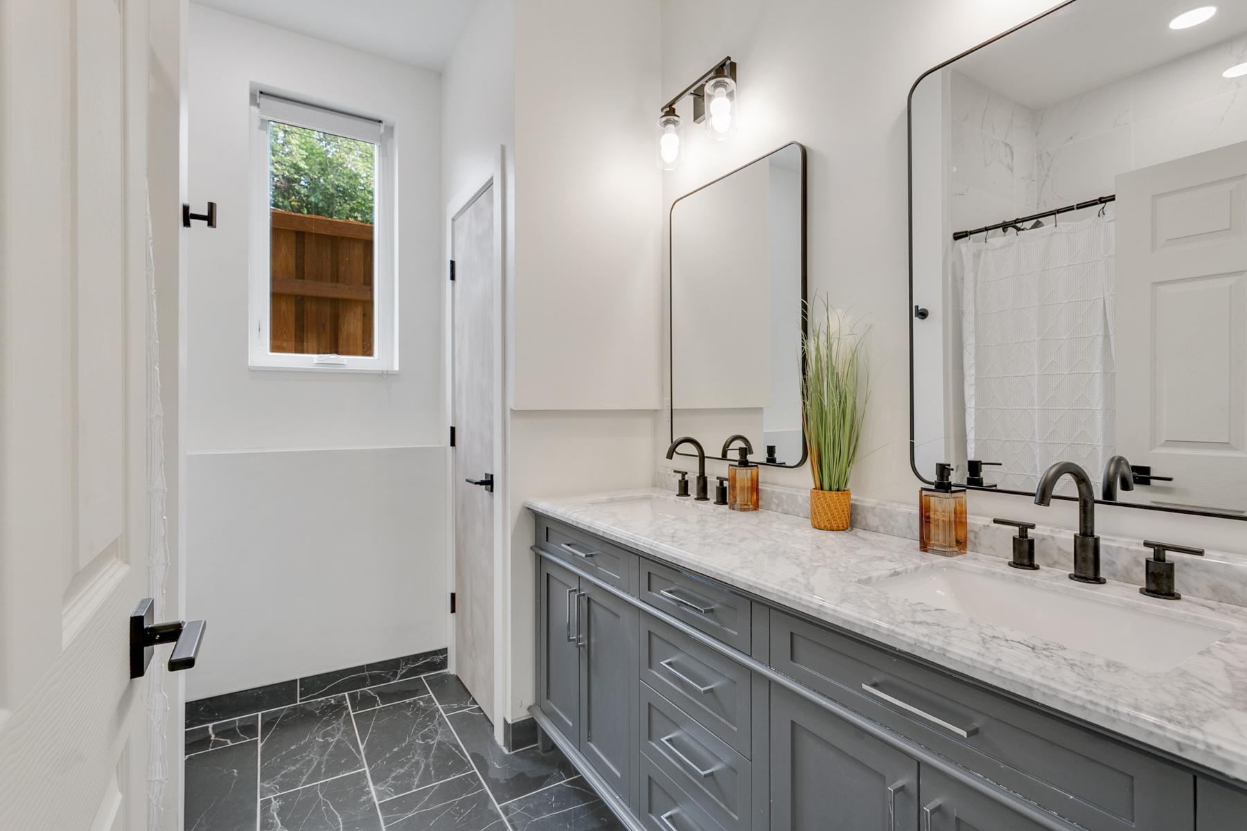 3310 Lyndale Ave S Unit 1 Minneapolis MN_0036.jpg