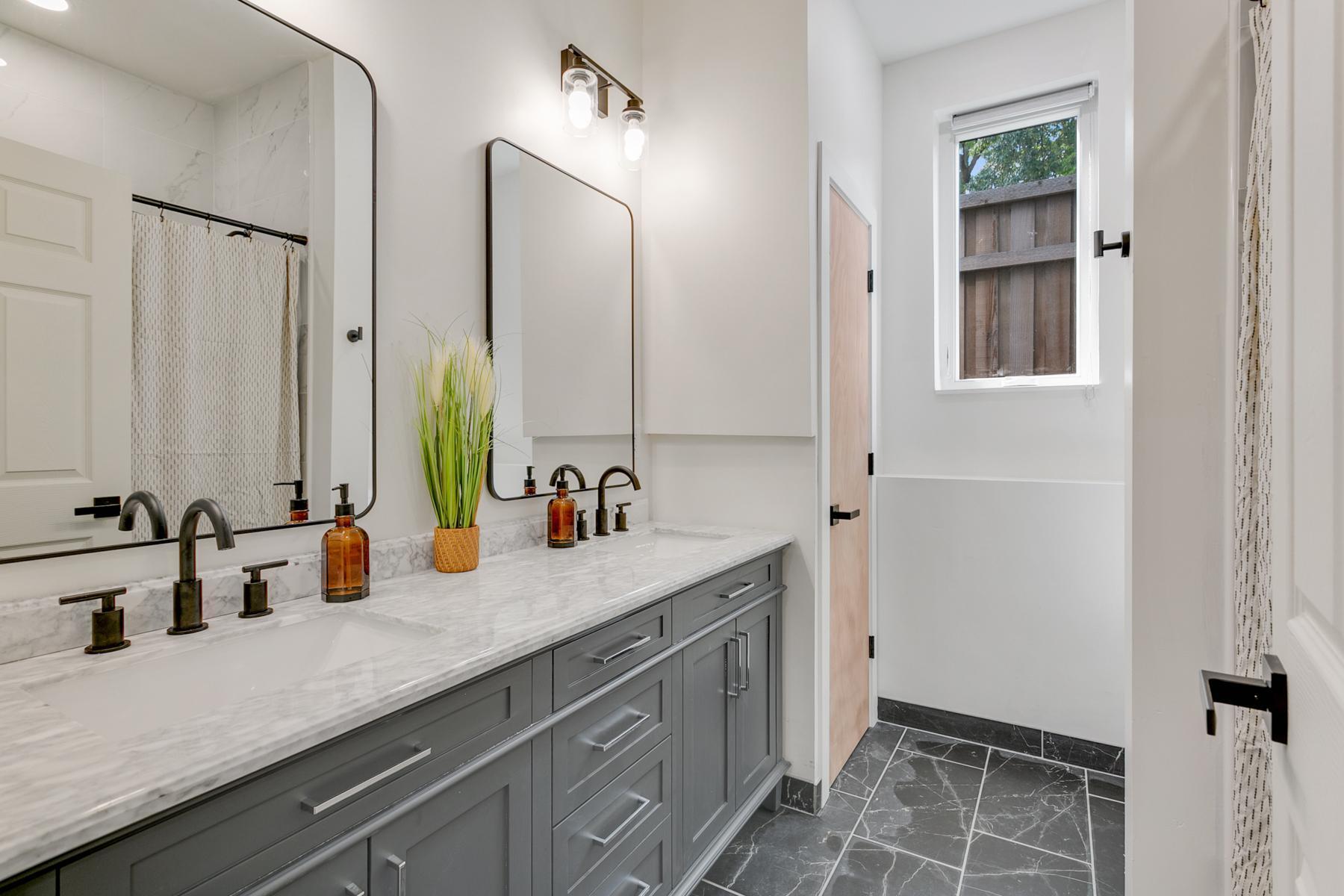 3310 Lyndale Ave S Unit 1 Minneapolis MN_0045.jpg