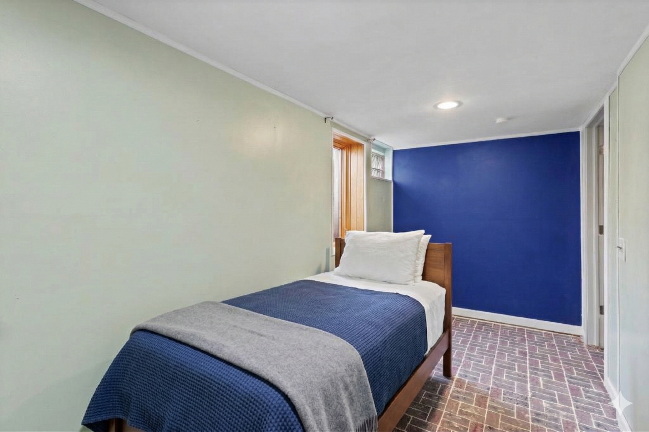 Lower level: bedroom 3