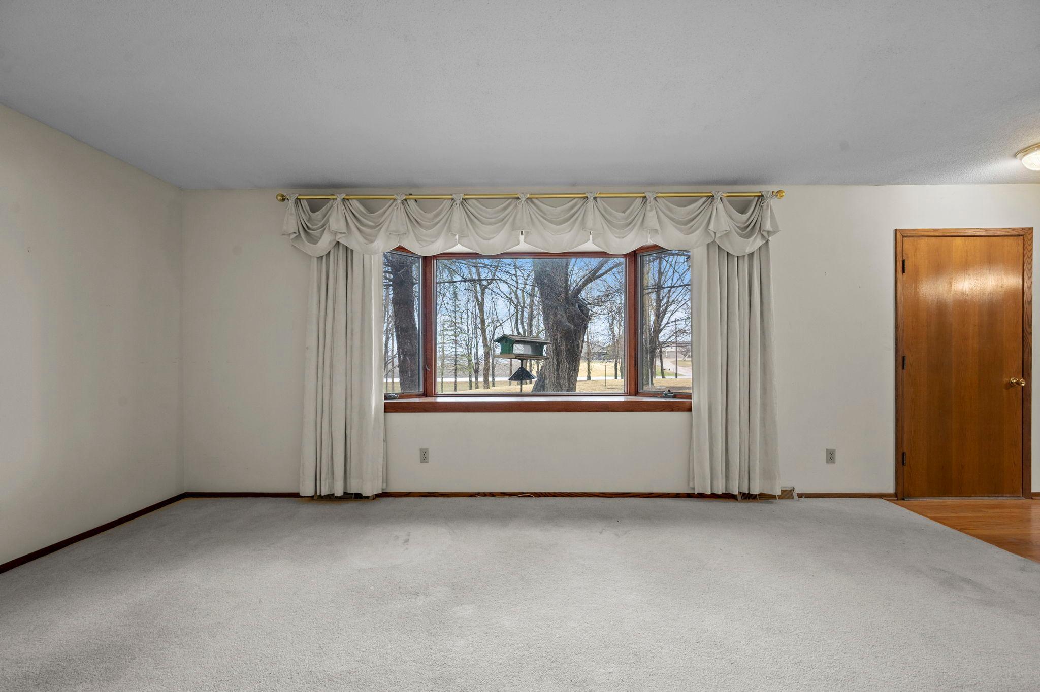 30-web-or-mls-3761 W 230th St-135.jpg