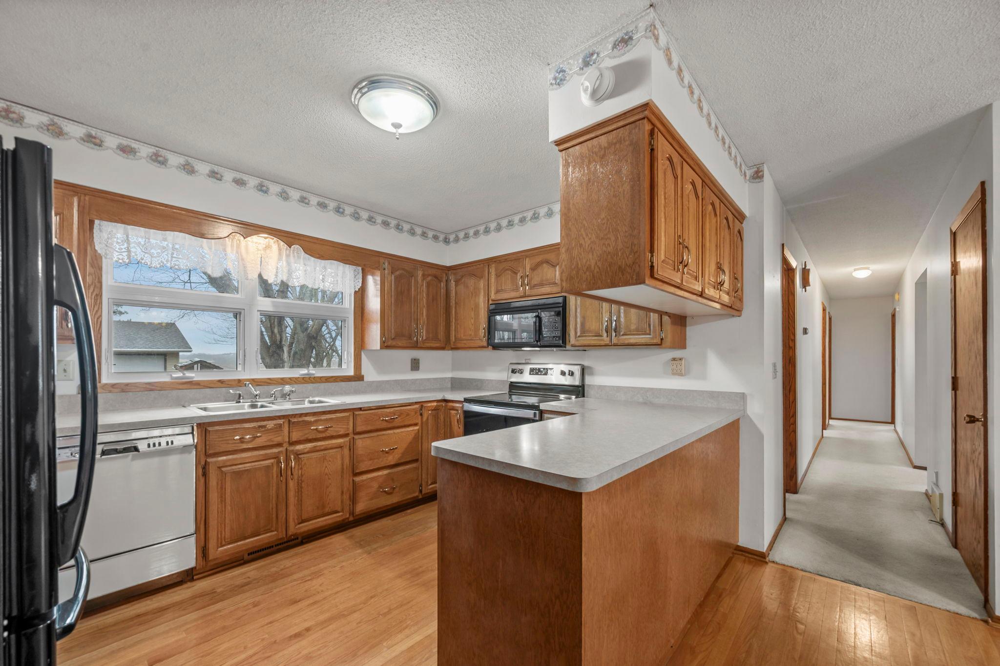 40-web-or-mls-3761 W 230th St-181.jpg