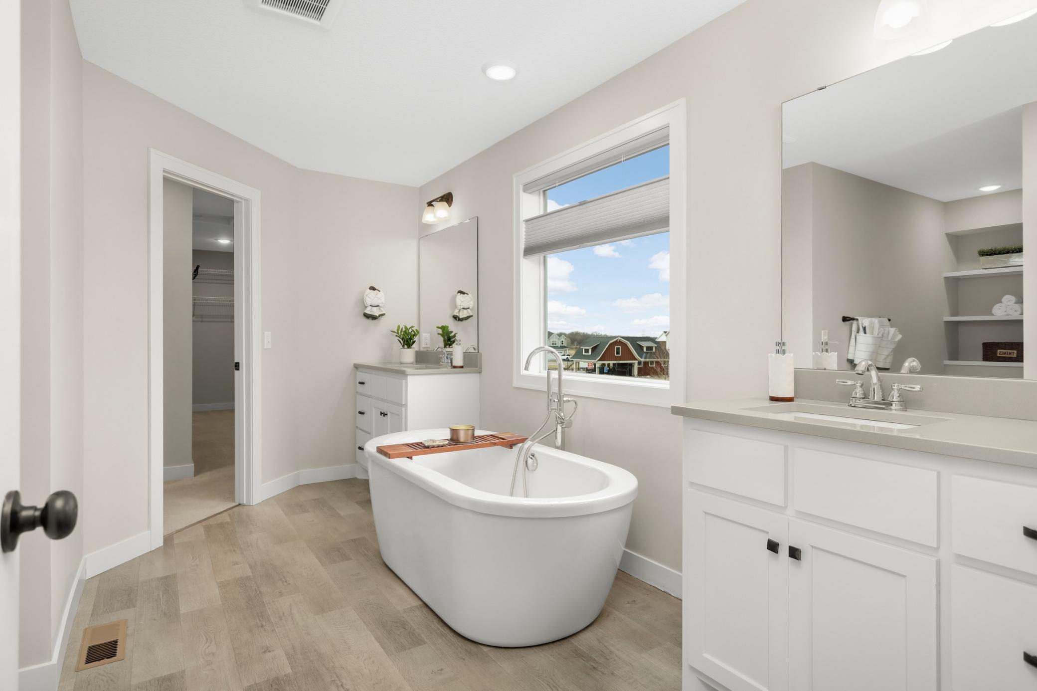 Stunning Primary Bathroom - Fantastic Soaking Tub