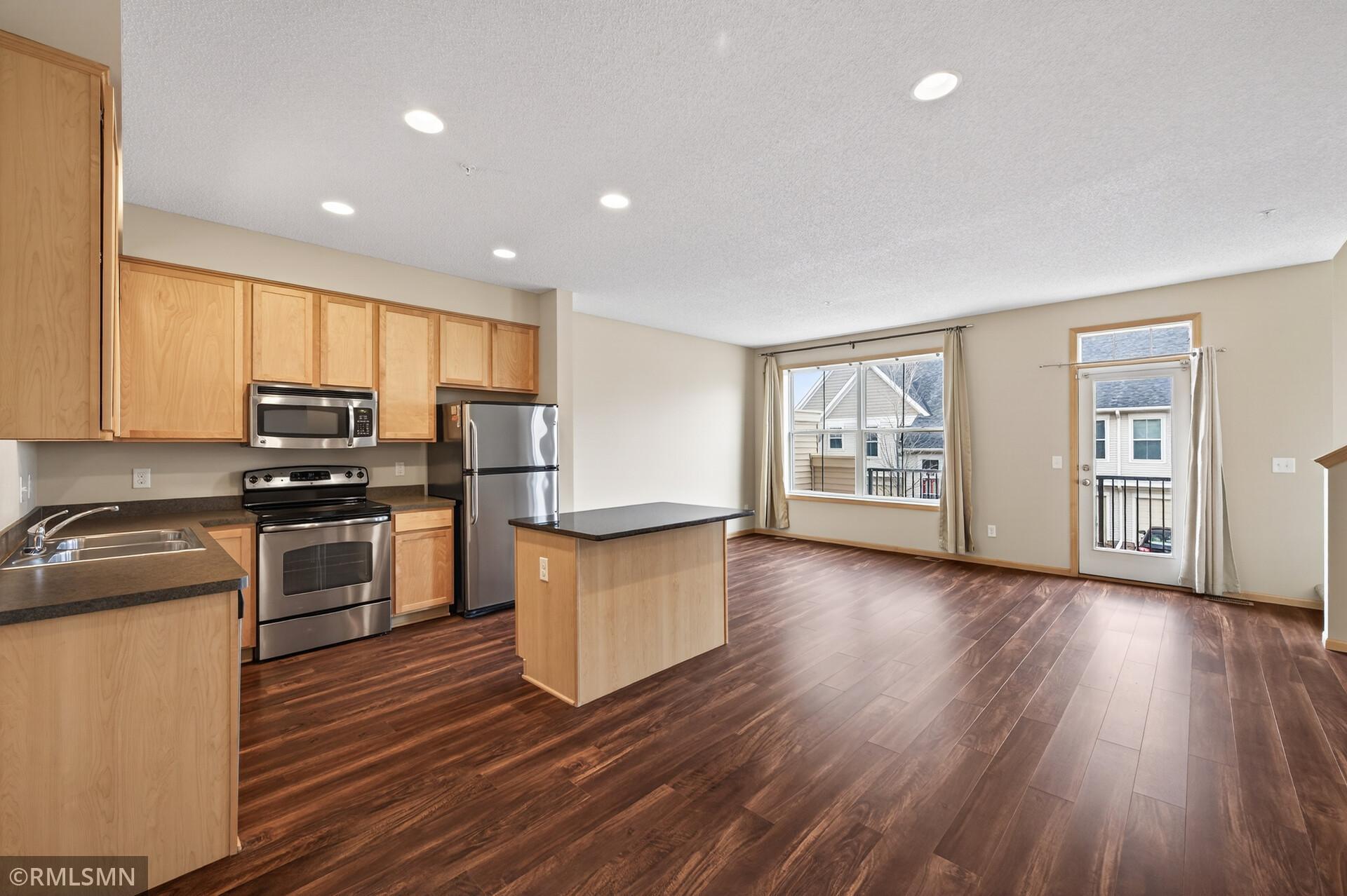 1e - Living - Kitchen.jpg