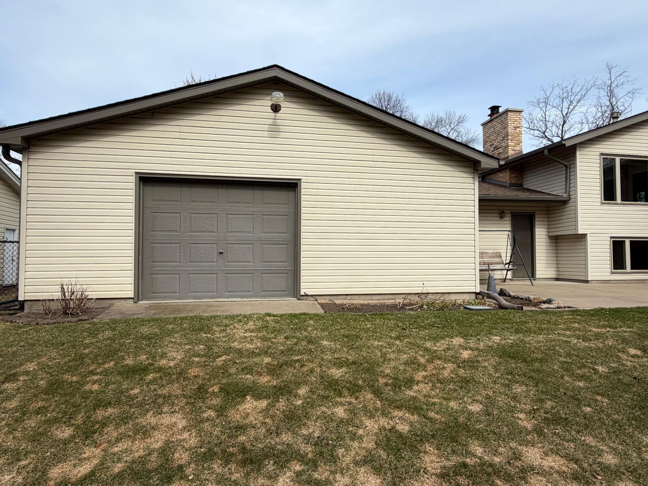 Door off back of garage plus a workshop. This garage is heated.