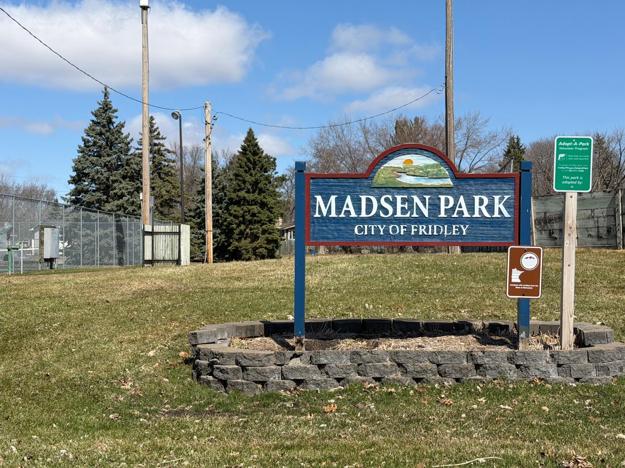 Walking distance to Madsen Park. Fun for all, basketball court, tennis court, soccer, hockey, great playground too.