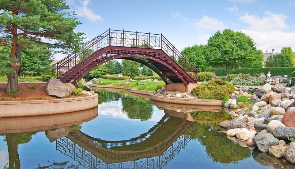 Centennial Park minutes away.