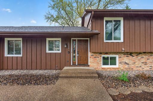 1208 Echo Drive, Burnsville, MN 55337