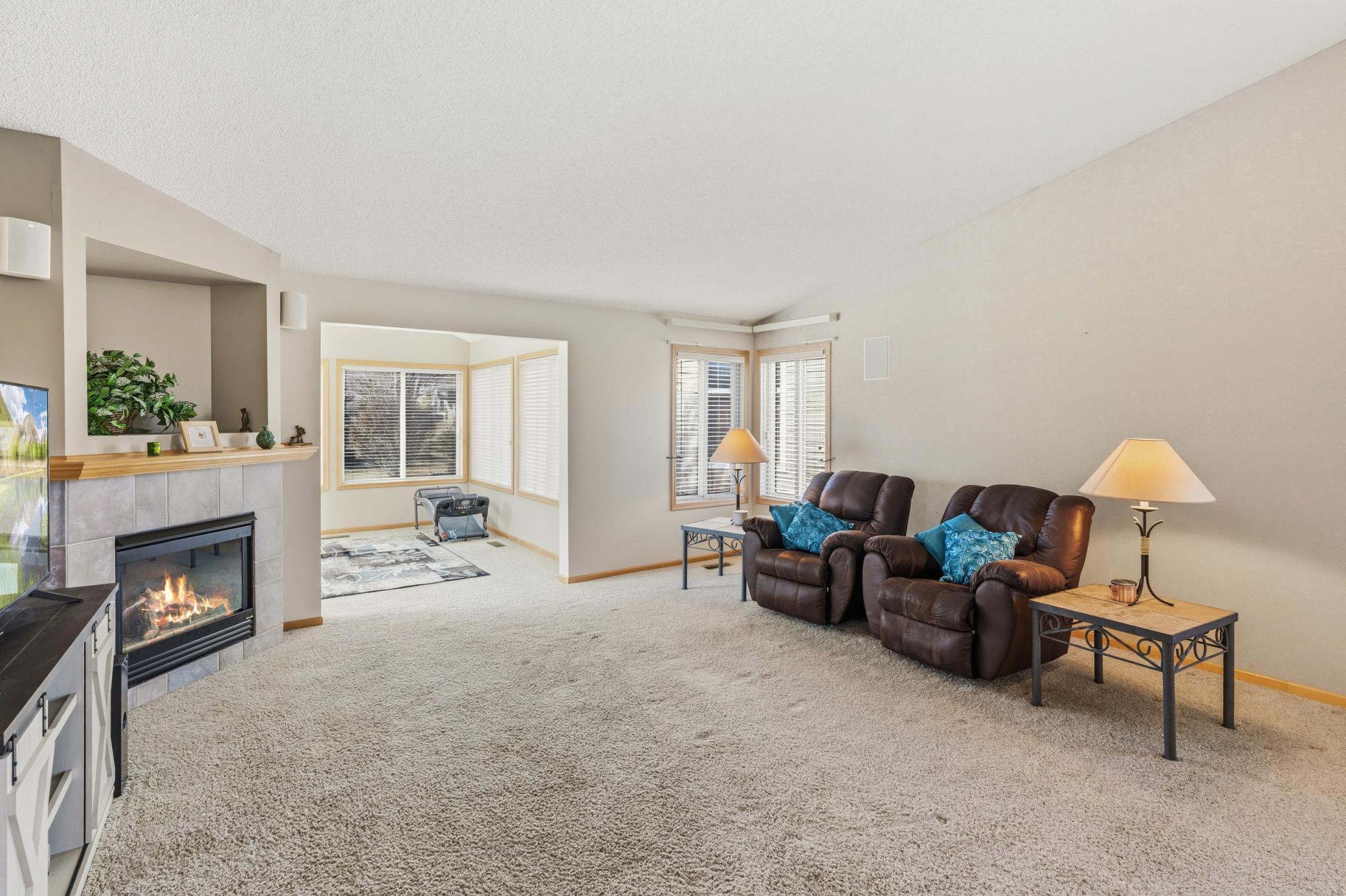 Living room_11294_London_Ct._NE_0023.jpg