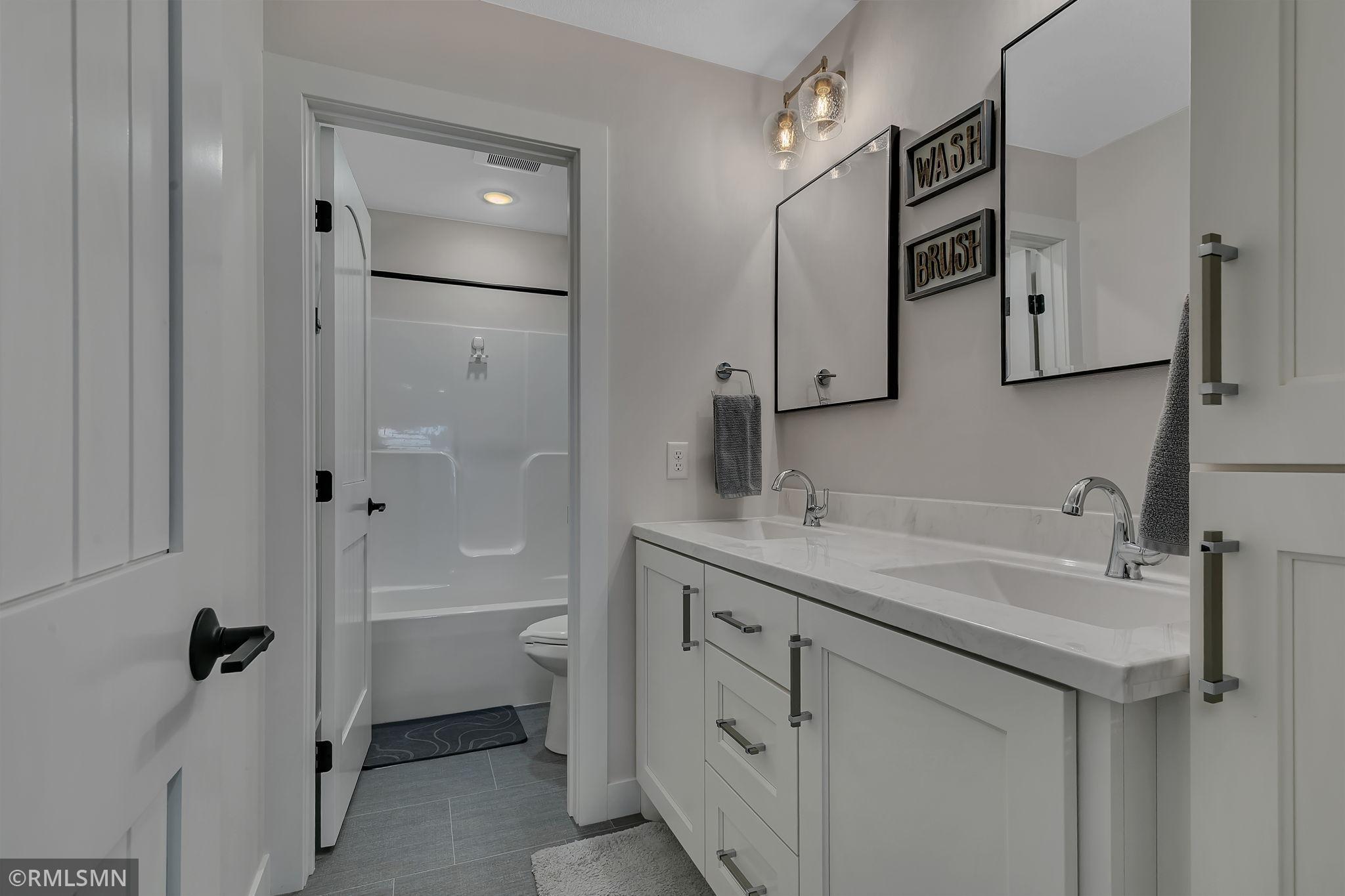 Full bathroom between bedroom 3 and 4