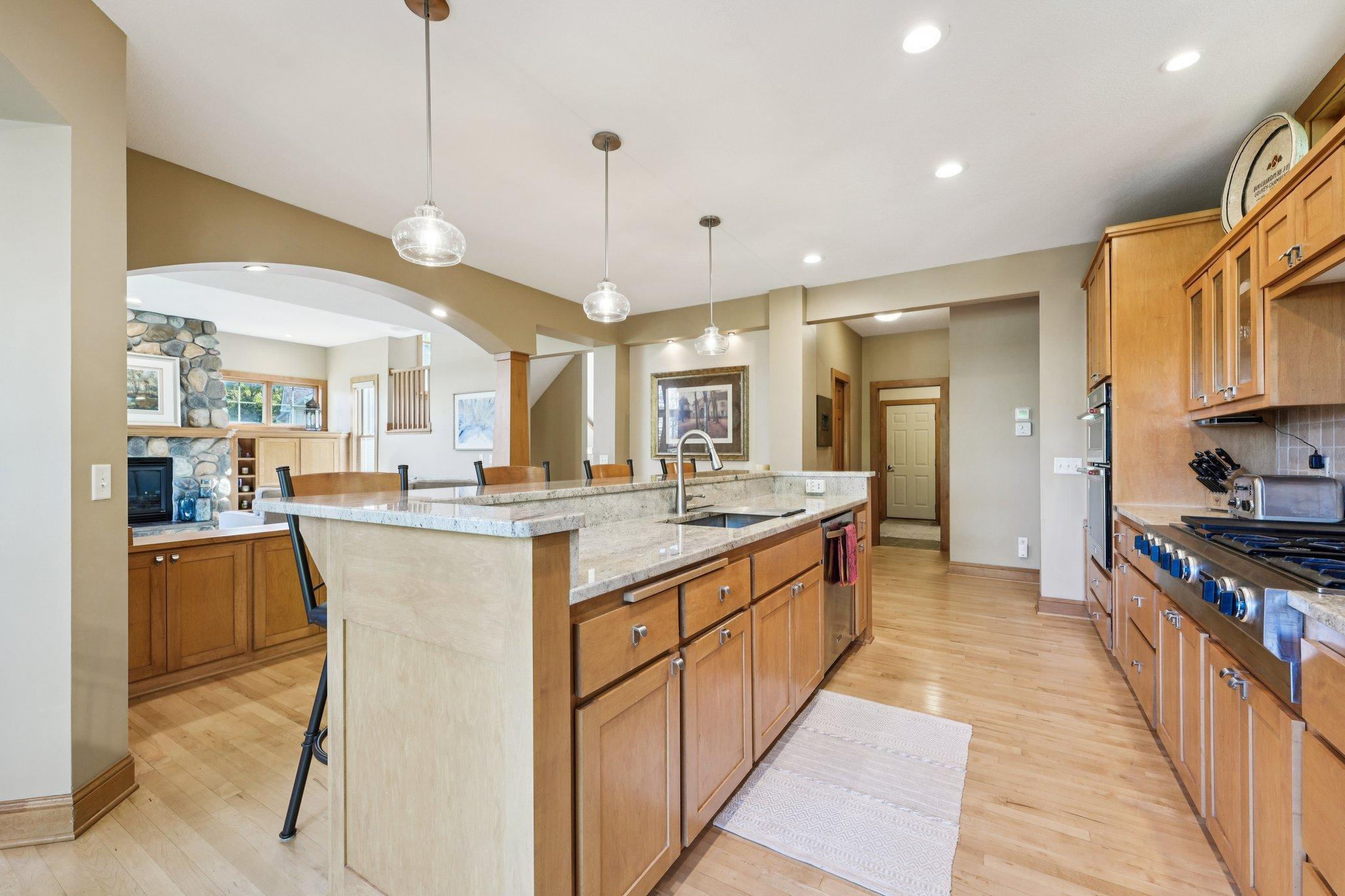 15-web-or-mls-Woodhill Dr-S0910-015.jpg