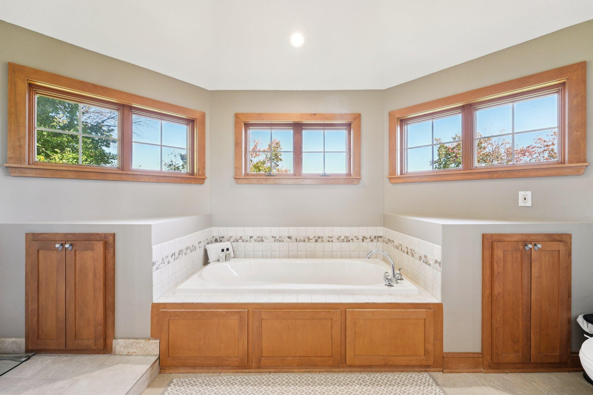 28-web-or-mls-Woodhill Dr-S0910-028.jpg