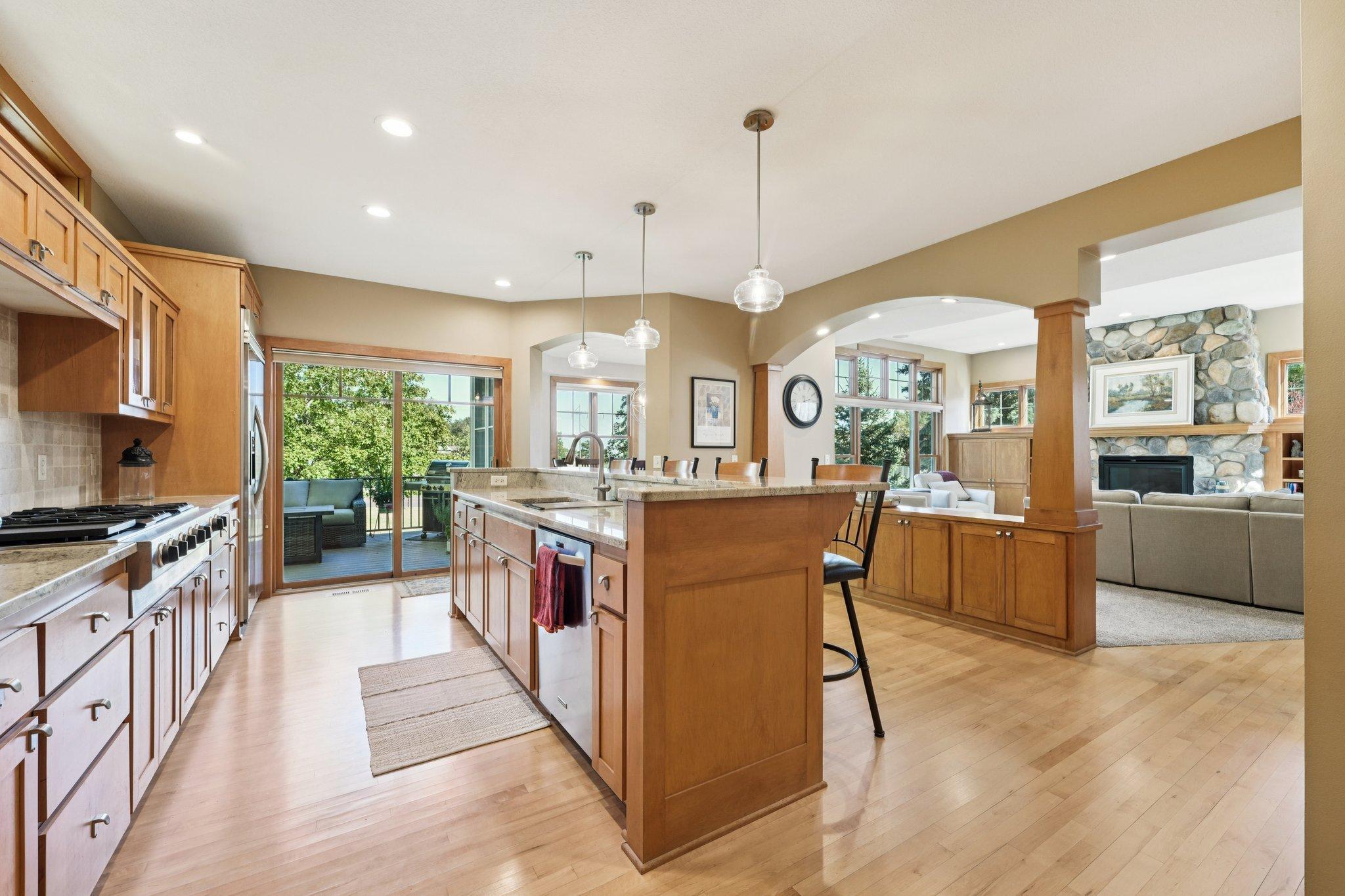 16-web-or-mls-Woodhill Dr-S0910-016.jpg