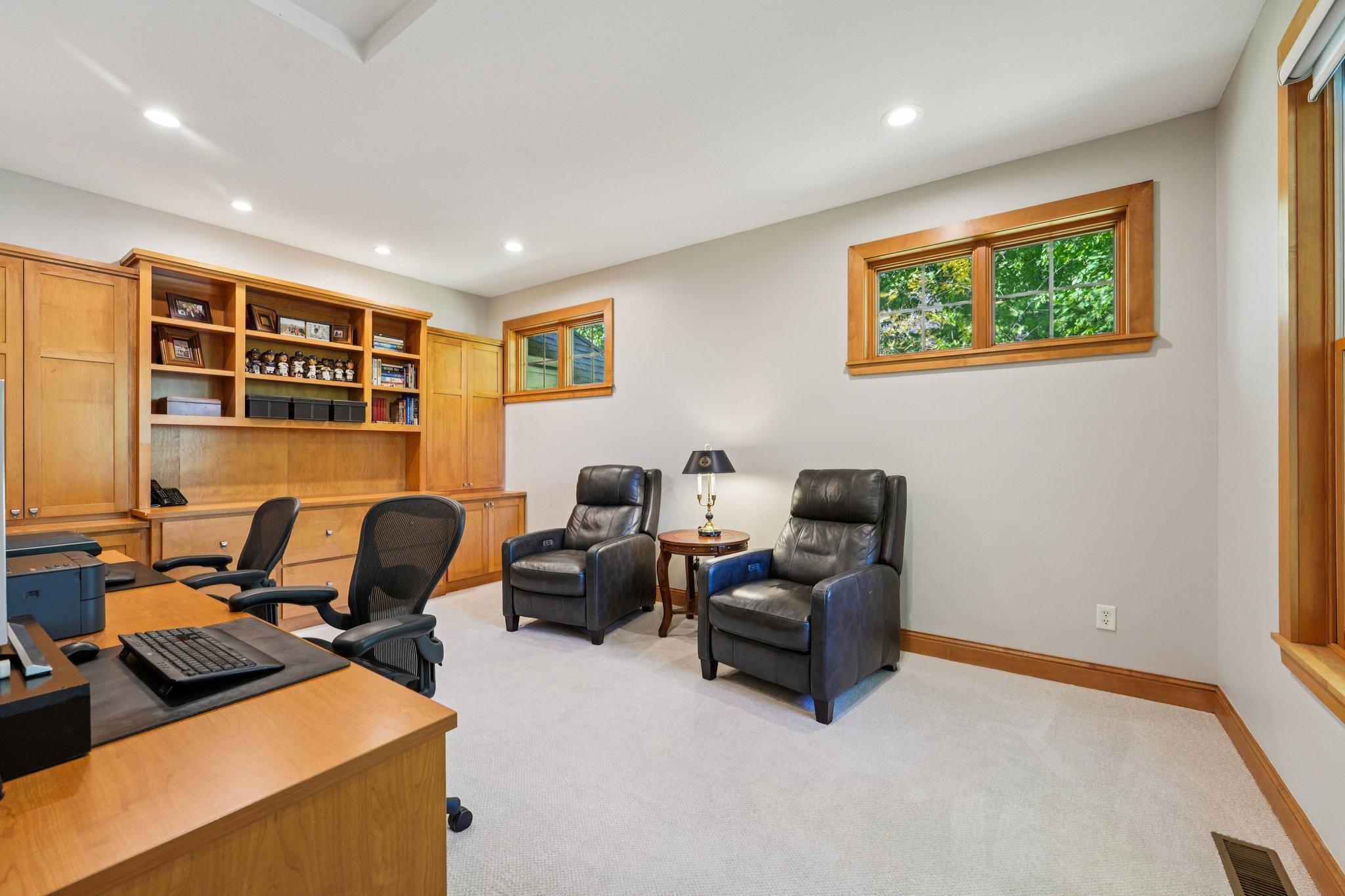 20-web-or-mls-Woodhill Dr-S0910-020.jpg