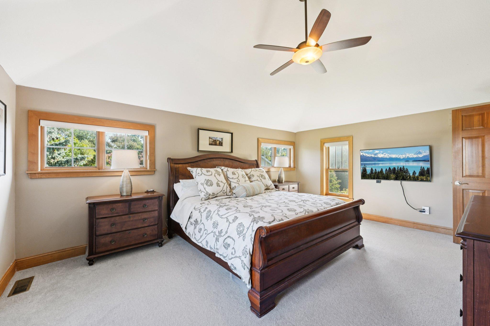 26-web-or-mls-Woodhill Dr-S0910-026.jpg