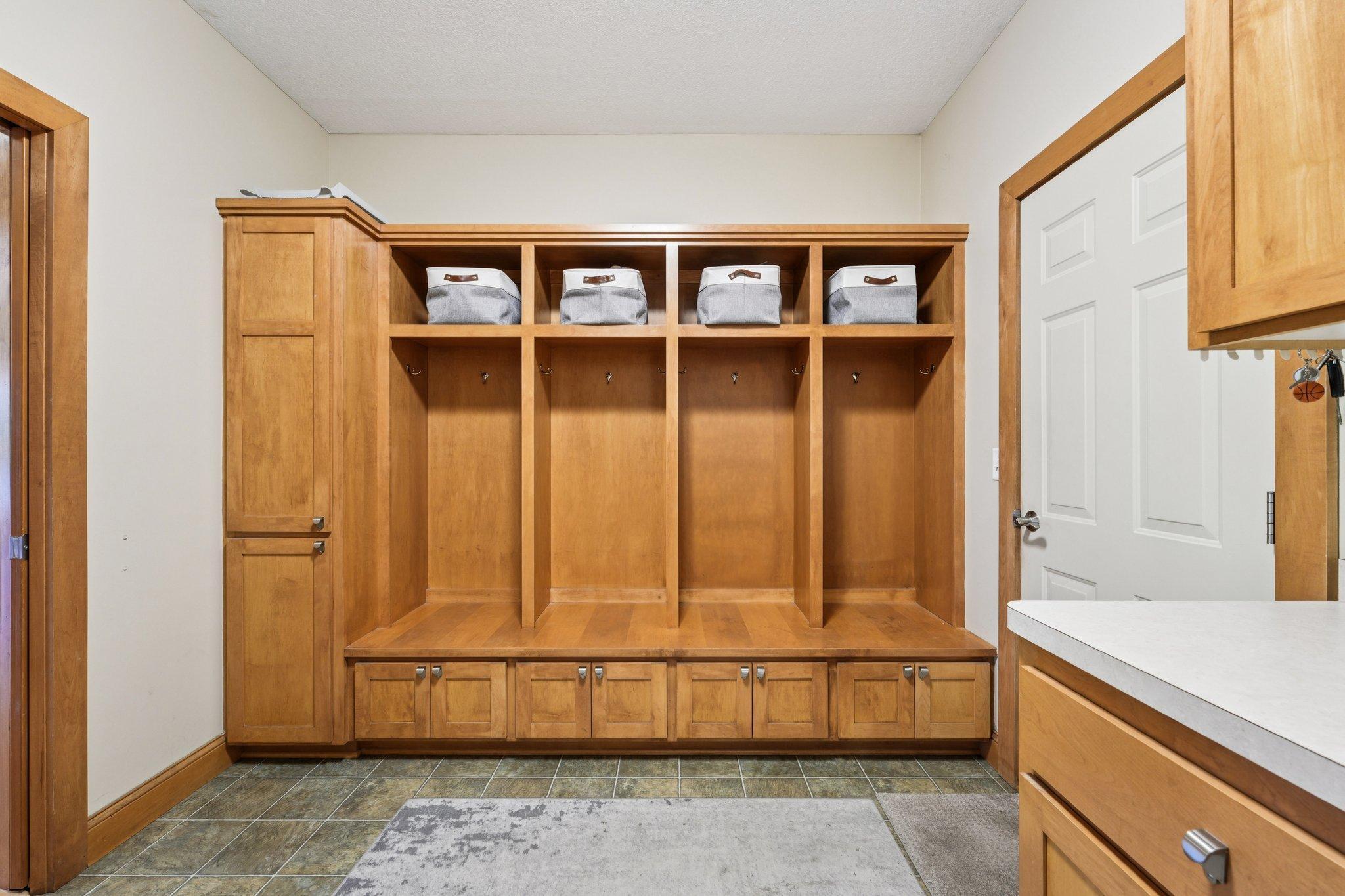 19-web-or-mls-Woodhill Dr-S0910-019.jpg