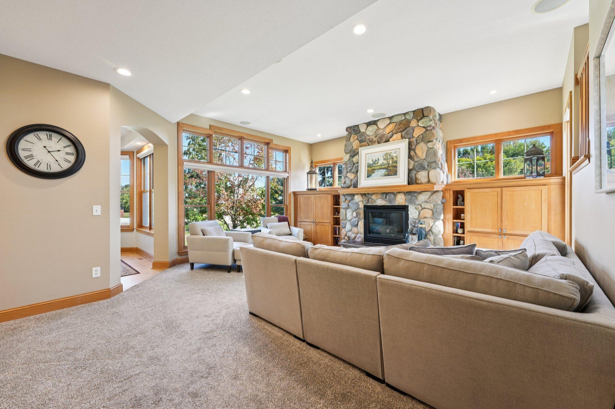 8-web-or-mls-Woodhill Dr-S0910-008.jpg